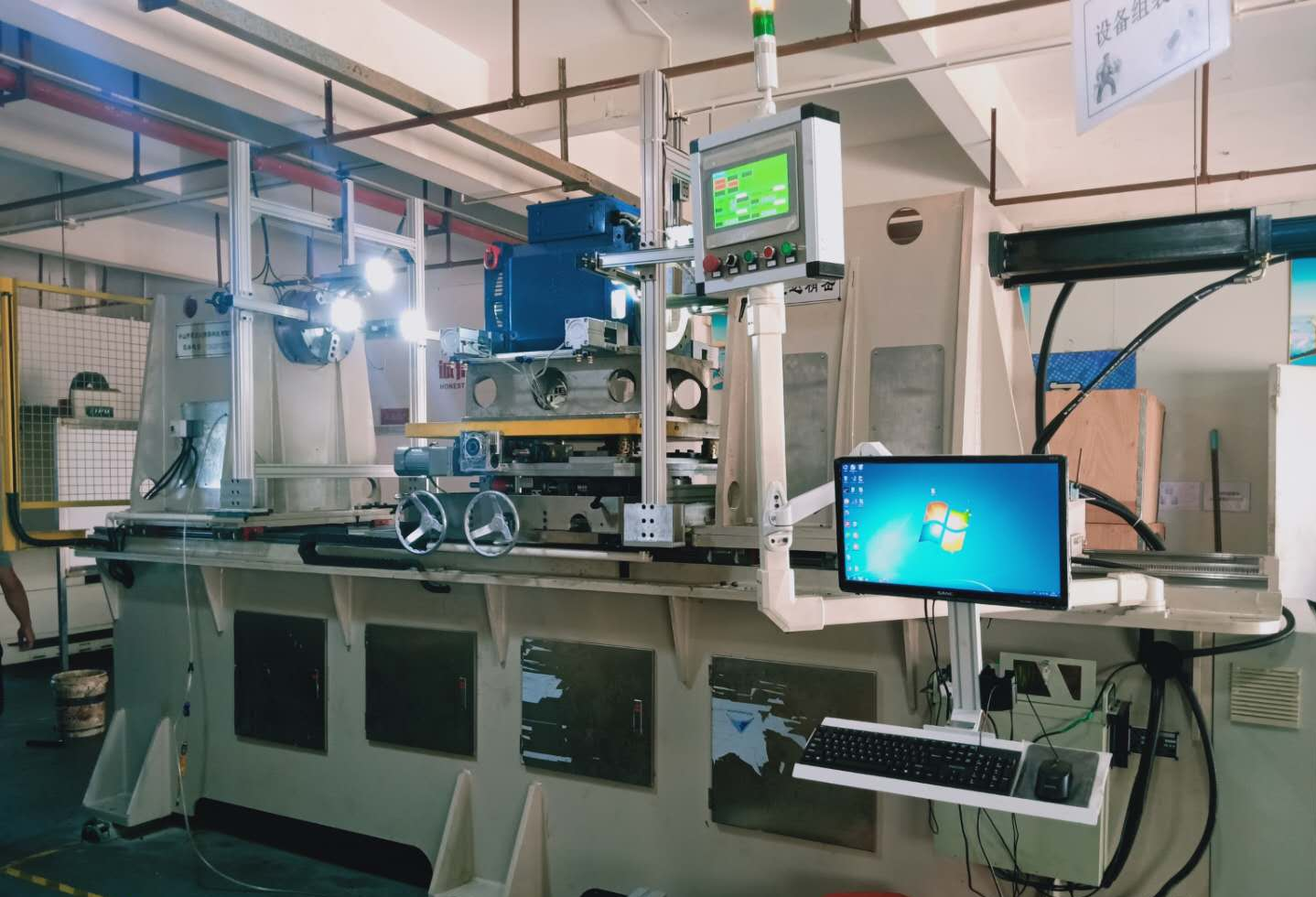 生產(chǎn)永磁電機的合裝機